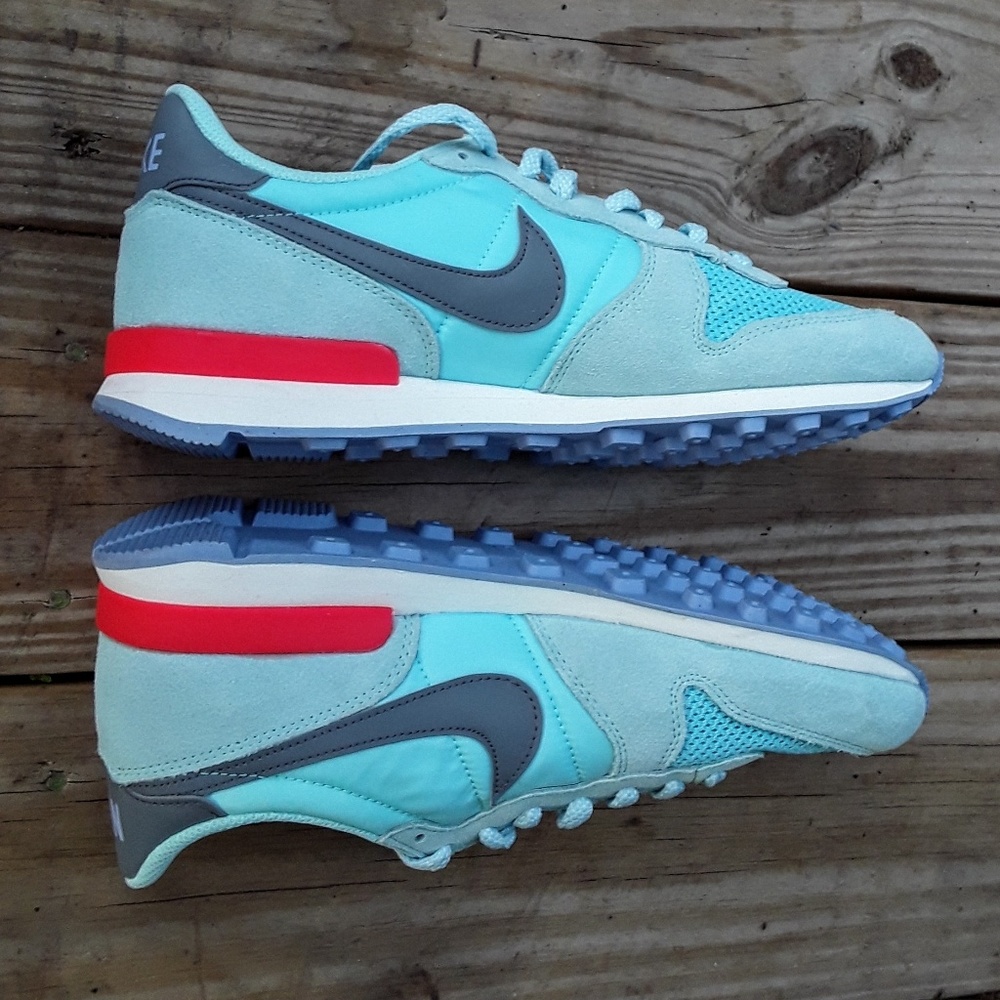 Brand new women Nike shoes size 9.5
